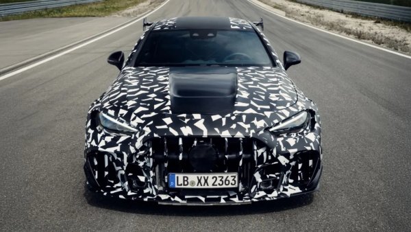 Кога: края на 2026 или началото на 2027
Mercedes ни дразни от няколко месеца с изображения на камуфлажна прототипна версия на купето CLE, с издадени калници, гигантско задно крило и паст на акула отпред. Потвърдено е, че ще е част от серията ултралимитирани специални модели Mythos на AMG и вероятно ще бъде първият от тях, получил новия V8 двигател с двоен турбокомпресор на Mercedes с плосък колянов вал.
